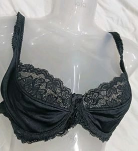 ⭐ Elegant Black Lace Trimmed Bra