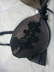 Lace 💛Trimmed Padded Bra