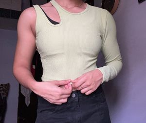 New Bebe Cut-out Single Sleeve Top🍈