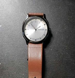 Mens fastrack analog watch, brown strap old money