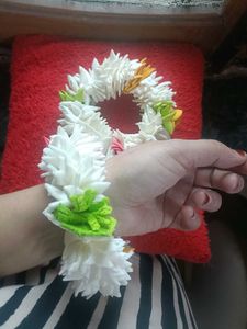 Floral hand gajre
