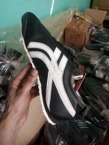 NEW NO USED CASUAL SNEAKERS SHOES FOR MEN.