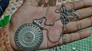 Women's Chain &amp; Earrings Combo Pack Of 3set