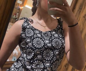 Chic Black &amp; White Sleeveless kurta