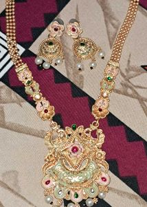 Elegant Gold Tone Floral Necklace