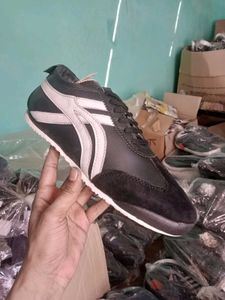 NEW NO USED CASUAL SNEAKERS SHOES FOR MEN.
