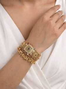 Exquisite Gold Bangle with Kundan Stones