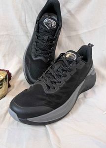 Mens Black Sneakers  Size 7🌟