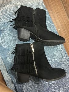 Stylish Black Ankle Boots with Fringe Detail (38)