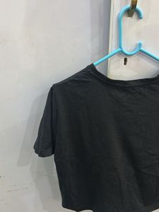 Black Cropped T-Shirt with Cute Cat Graphic