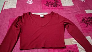 Maroon Ribbed Long-Sleeve Crop Top – V-Neck