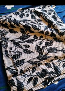 Pleated Leaf Print Scarf