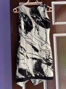 Abstract Black &amp; White Sleeveless short Dress