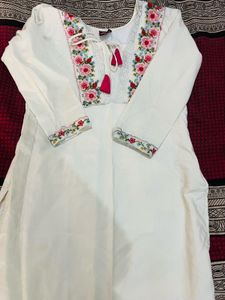 Elegant White Floral Embroidered Kurti Set