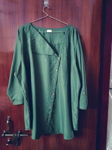 This is a beautiful royal green colour top.... That is so stylish and decent.... It's of good quality and without any Damage....