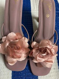 Chic Women's Floral Embellished Flat Sandals