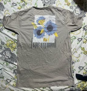 T-shirt with a Cool Print At The Back