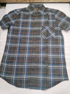 VOROXY Men's Plaid Button-Up Shirt