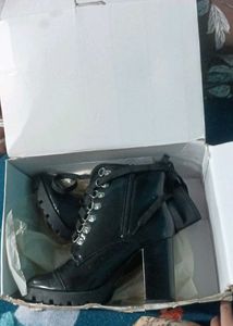 Chic Black Lace-Up Chunky Heel Boots