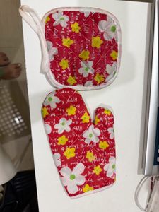 KVG Bamboo Chopsticks Set and kitchen gloves
