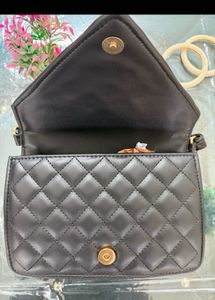 Chic Quilted Shoulder Bag with Gold Clasp