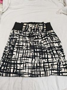 Chic Black &amp; White Patterned Mini Skirt