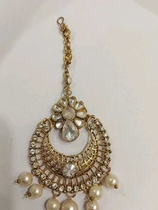 Elegant Maang Tikka with Pearls