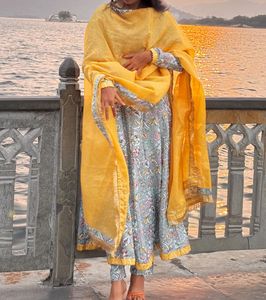 Elegant Floral Print Kurta Set with Dupatta