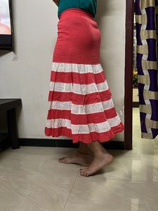 3/4 skirt of red and white colour.