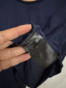 Uniqlo Men's Navy Blue T-Shirt