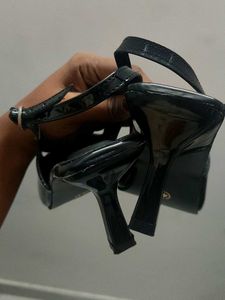 Chic Black Bow Slingback Heels