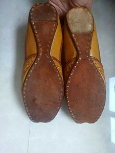 Stylish Embroidered Juttis/Mojaris
