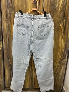 Light Wash Pleated Mom Jeans