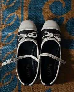Chic Ballet Flats with Bow Detail