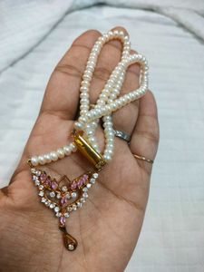 Elegant Pearl Necklace with Pendant
