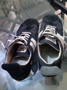 Men black and white stripes shoe.