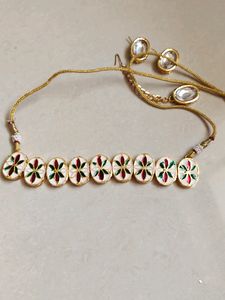 Sleek kundan necklace set