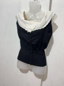Chic Black Ribbed Top with Ruffled Collar