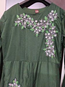 Elegant Green Kurta with Floral Embroidery and pat