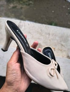 Chic Bow Mules - Cream Patent Leather