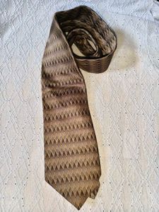 Elegant Diamond Pattern Tie