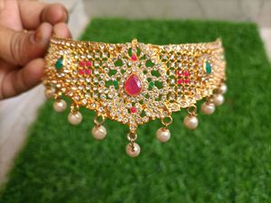 Small Choker With Stones And Pearls