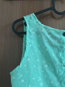 Pretty Sleeveless Top With Buttons At Back