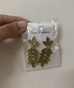 Elegant Leaf Design Dangle Earrings