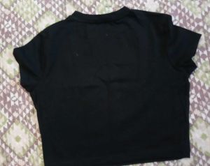 🖤🫶🏻 Trendy Black Graphic Crop Top