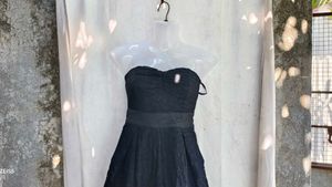 112510. Elegant Black Lace Strapless Dress