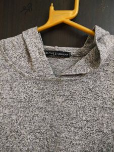 Stylish hoodie with cap
