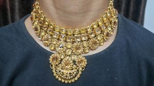 Golden Nacklace With Earing And Maang Tika