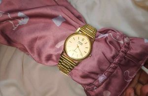 Gold Tone Quartz Wristwatch ⌚