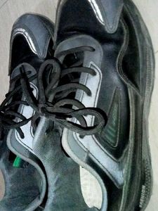 unisex black sports shoes
